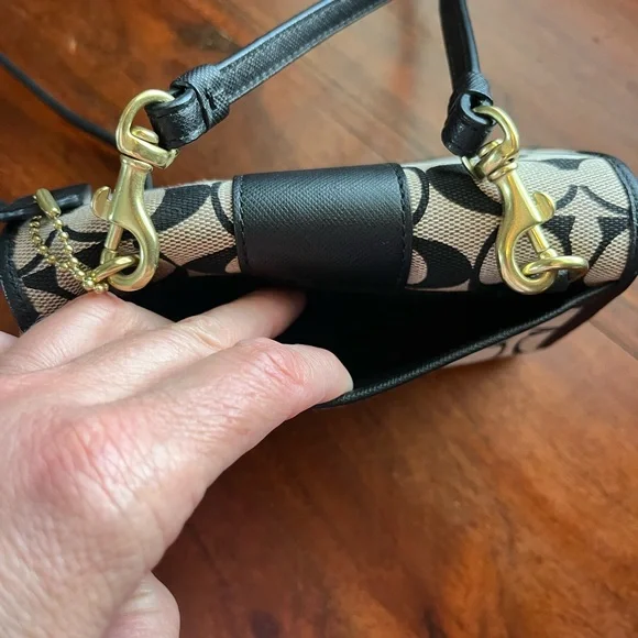 Authentic Coach Legacy Signature C’s Trifold Wallet Crossbody Brass Hardware - Picture 4 of 8